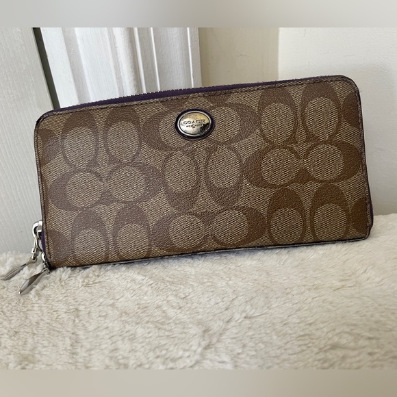 Coach long Wallet GUC - Picture 1 of 12